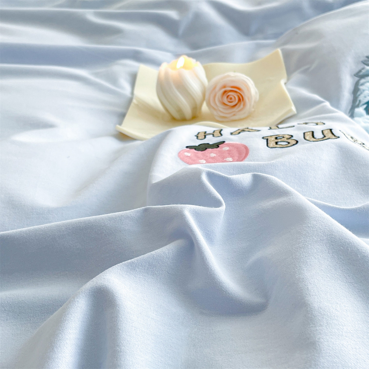 91家纺网 家纺一手货源 找家纺 蓝米卡夫 2025秋冬-A类全棉生态磨毛卡通绣花贝壳边系列（礼盒包装）【如需买家秀联系15996631948】 2号三亚蓝-童趣蓝格