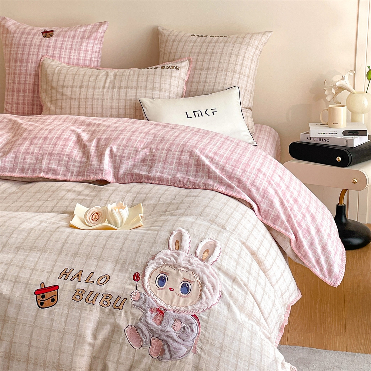 91家纺网 家纺一手货源 找家纺 蓝米卡夫 2025秋冬-A类全棉生态磨毛卡通绣花贝壳边系列（礼盒包装）【如需买家秀联系15996631948】 3号香奶茶-香奶粉