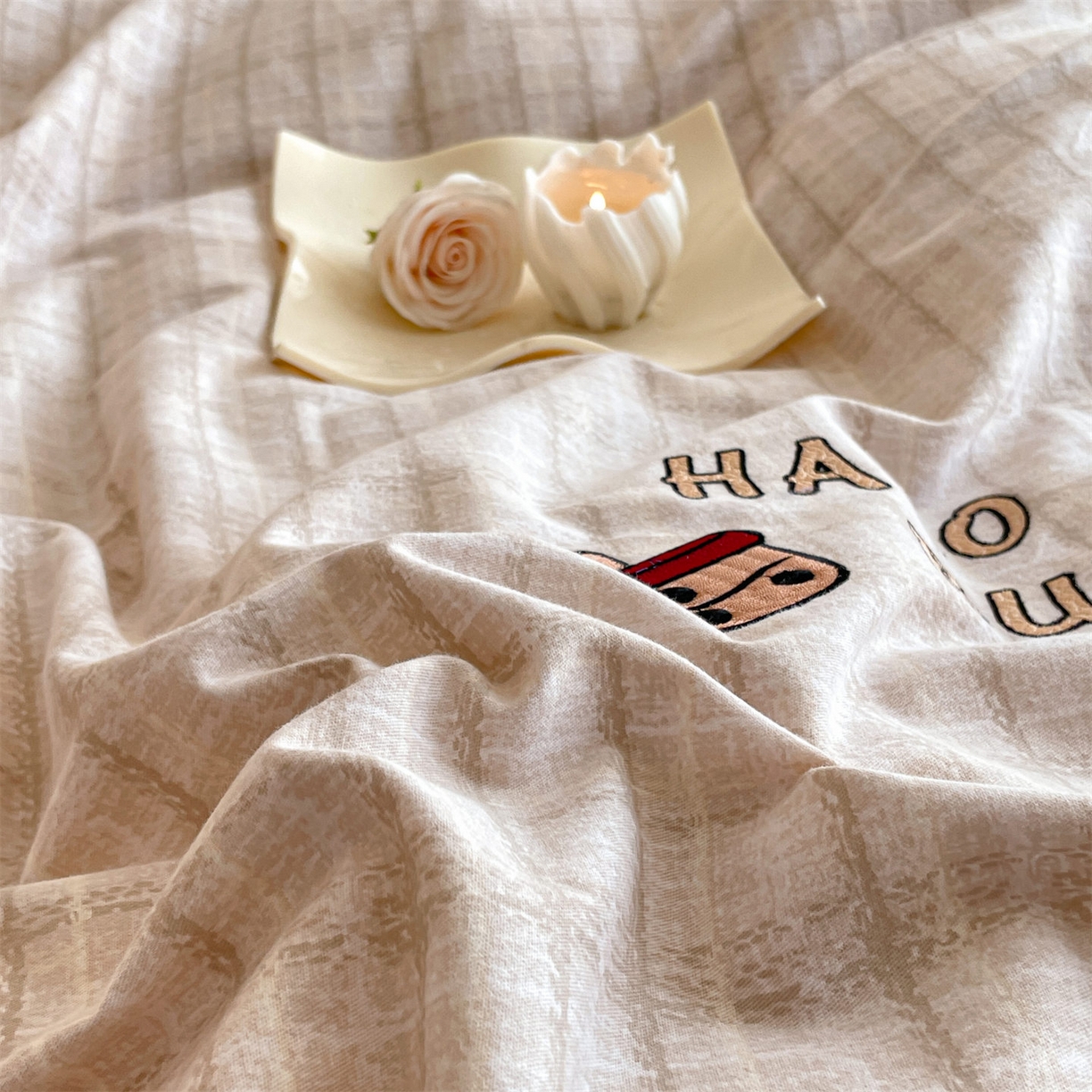 91家纺网 家纺一手货源 找家纺 蓝米卡夫 2025秋冬-A类全棉生态磨毛卡通绣花贝壳边系列（礼盒包装）【如需买家秀联系15996631948】 3号香奶茶-香奶粉