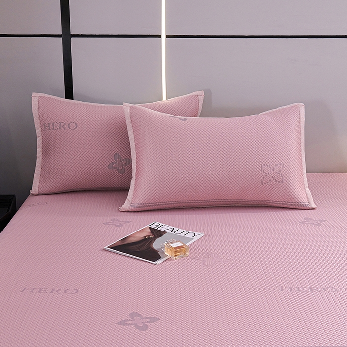 91家纺网 家纺一手货源 找家纺 梵克保罗 2025新款7A抗菌母婴级纯乙纶PE刺绣凉感丝豆豆席 床笠款 床笠款 四叶花-粉