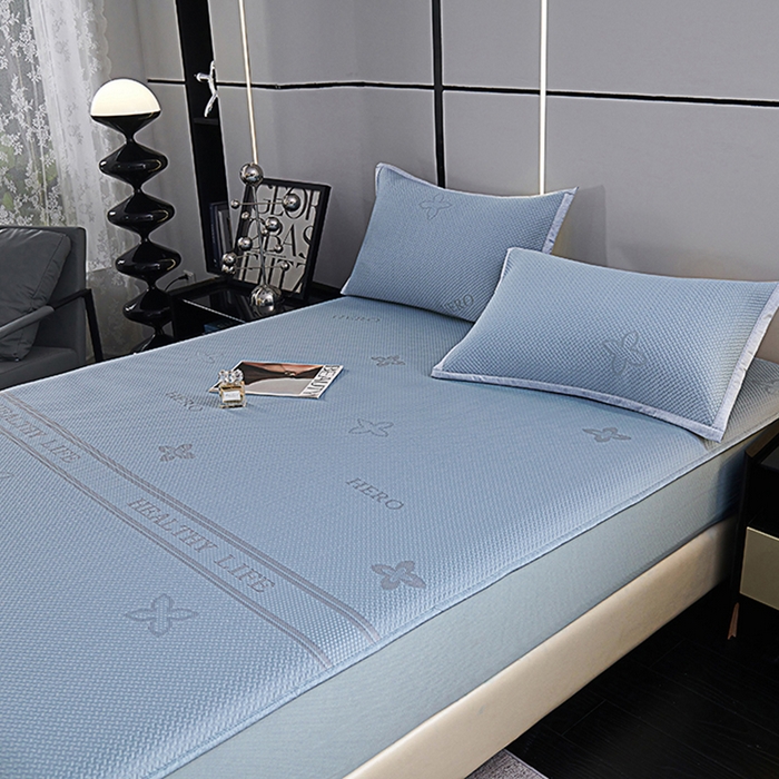 91家纺网 家纺一手货源 找家纺 梵克保罗 2025新款7A抗菌母婴级纯乙纶PE刺绣凉感丝豆豆席 床笠款 床笠款 四叶花-蓝