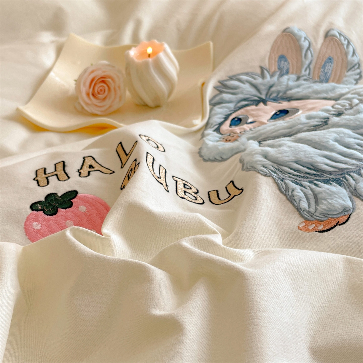 91家纺网 家纺一手货源 找家纺 蓝米卡夫 2025秋冬-A类全棉生态磨毛卡通绣花贝壳边系列（礼盒包装）【如需买家秀联系15996631948】 2号芝士白-童趣咖格