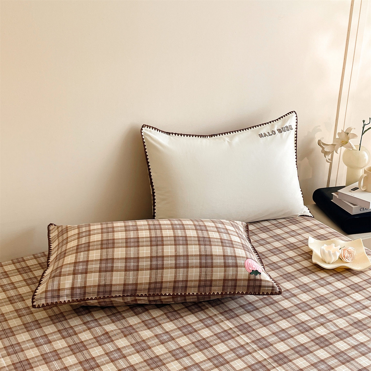 91家纺网 家纺一手货源 找家纺 蓝米卡夫 2025秋冬-A类全棉生态磨毛卡通绣花贝壳边系列（礼盒包装）【如需买家秀联系15996631948】 2号芝士白-童趣咖格