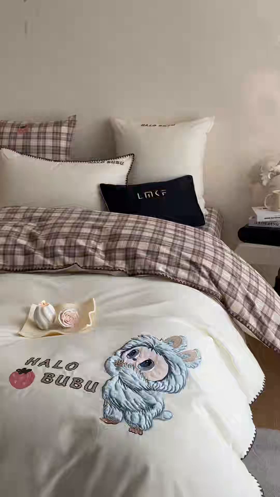 91家纺网 家纺一手货源 找家纺 蓝米卡夫 2025秋冬-A类全棉生态磨毛卡通绣花贝壳边系列（礼盒包装）【如需买家秀联系15996631948】 2号芝士白-童趣咖格