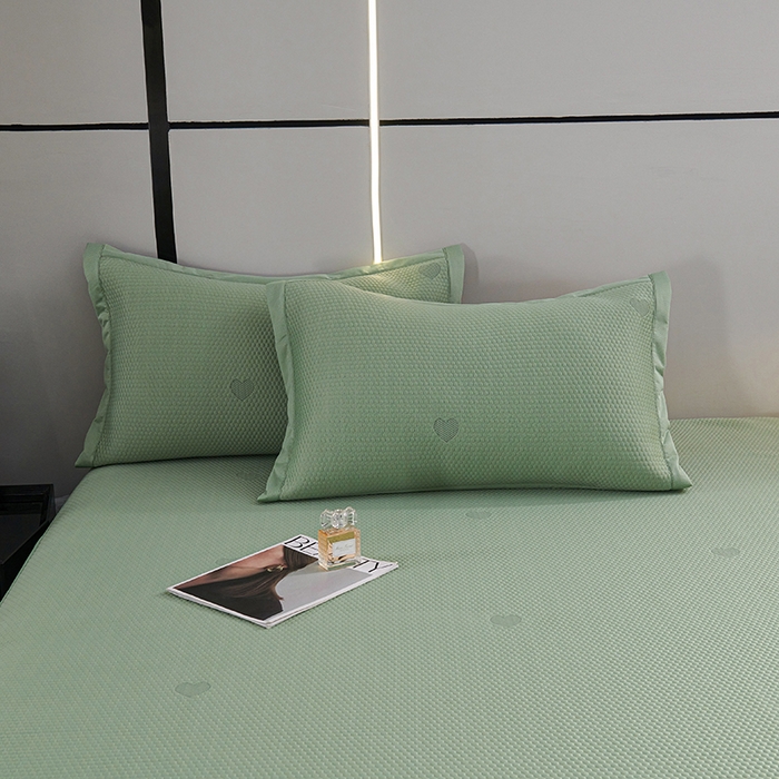 91家纺网 家纺一手货源 找家纺 梵克保罗 2025新款7A抗菌母婴级纯乙纶PE刺绣凉感丝豆豆席 床笠花边款 花边床笠爱心蝴蝶结-水绿