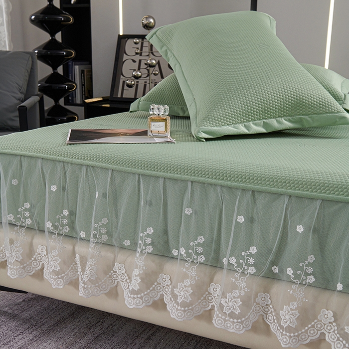 91家纺网 家纺一手货源 找家纺 梵克保罗 2025新款7A抗菌母婴级纯乙纶PE刺绣凉感丝豆豆席 床笠花边款 花边床笠爱心蝴蝶结-水绿