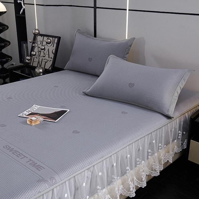 91家纺网 家纺一手货源 找家纺 梵克保罗 2025新款7A抗菌母婴级纯乙纶PE刺绣凉感丝豆豆席 床笠花边款 花边床笠爱心蝴蝶结-灰