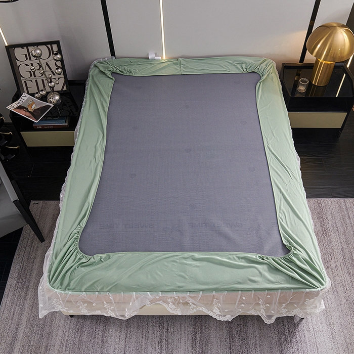 91家纺网 家纺一手货源 找家纺 梵克保罗 2025新款7A抗菌母婴级纯乙纶PE刺绣凉感丝豆豆席 床笠花边款 花边床笠爱心蝴蝶结-水绿