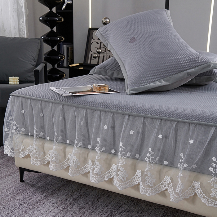 91家纺网 家纺一手货源 找家纺 梵克保罗 2025新款7A抗菌母婴级纯乙纶PE刺绣凉感丝豆豆席 床笠花边款 花边床笠爱心蝴蝶结-灰