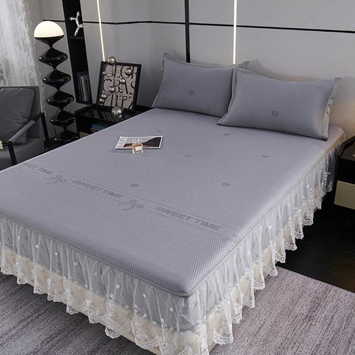 91家纺网 家纺一手货源 找家纺 梵克保罗 2025新款7A抗菌母婴级纯乙纶PE刺绣凉感丝豆豆席 床笠花边款 花边床笠爱心蝴蝶结-灰