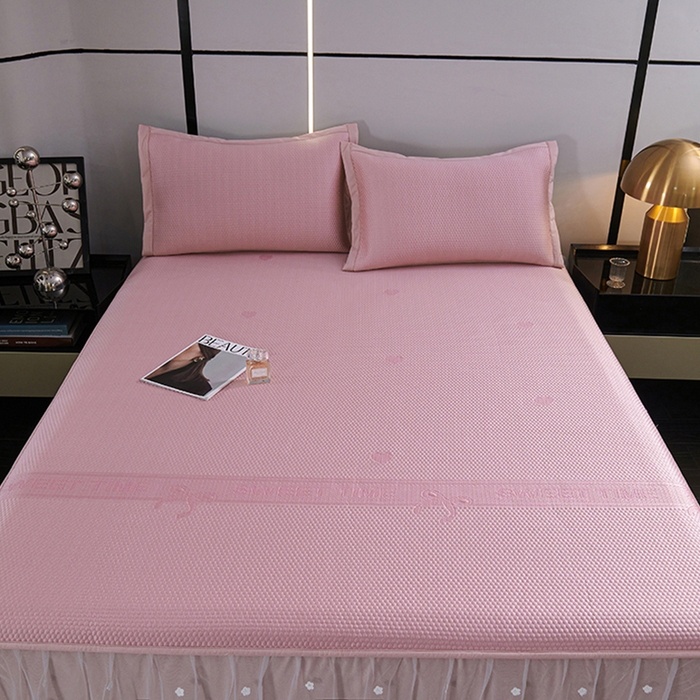 91家纺网 家纺一手货源 找家纺 梵克保罗 2025新款7A抗菌母婴级纯乙纶PE刺绣凉感丝豆豆席 床笠花边款 花边床笠爱心蝴蝶结-粉