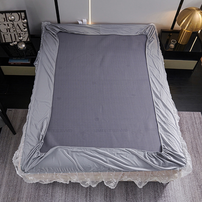 91家纺网 家纺一手货源 找家纺 梵克保罗 2025新款7A抗菌母婴级纯乙纶PE刺绣凉感丝豆豆席 床笠花边款 花边床笠爱心蝴蝶结-灰