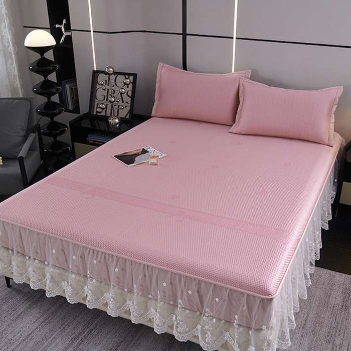 91家纺网 家纺一手货源 找家纺 梵克保罗 2025新款7A抗菌母婴级纯乙纶PE刺绣凉感丝豆豆席 床笠花边款 花边床笠爱心蝴蝶结-粉