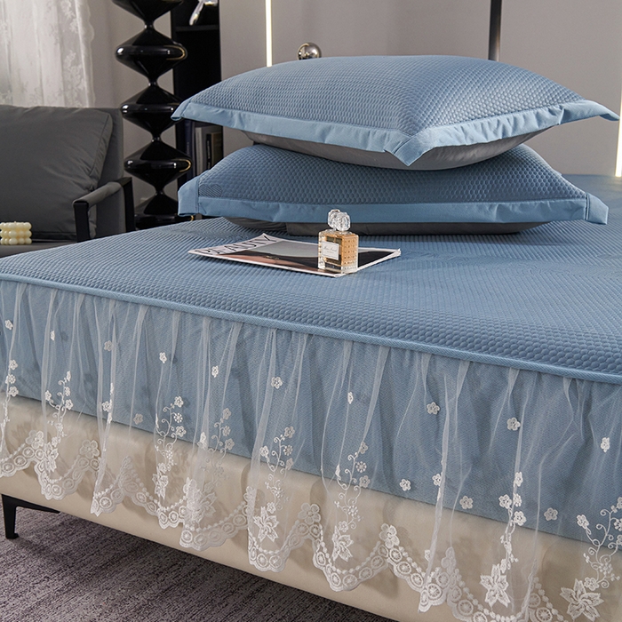 91家纺网 家纺一手货源 找家纺 梵克保罗 2025新款7A抗菌母婴级纯乙纶PE刺绣凉感丝豆豆席 床笠花边款 花边床笠爱心蝴蝶结-蓝