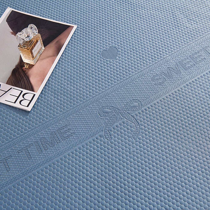 91家纺网 家纺一手货源 找家纺 梵克保罗 2025新款7A抗菌母婴级纯乙纶PE刺绣凉感丝豆豆席 床笠花边款 花边床笠爱心蝴蝶结-蓝