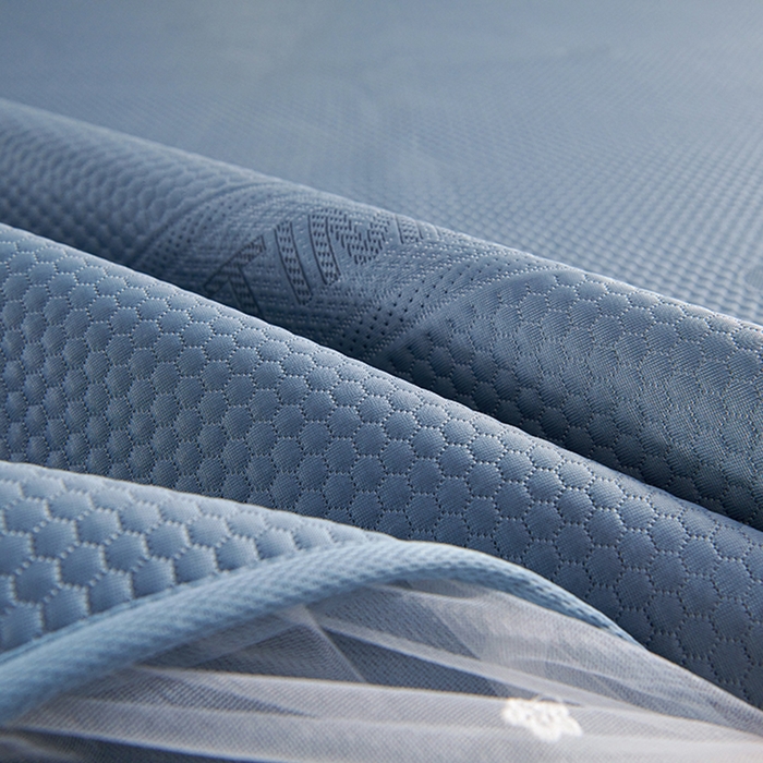 91家纺网 家纺一手货源 找家纺 梵克保罗 2025新款7A抗菌母婴级纯乙纶PE刺绣凉感丝豆豆席 床笠花边款 花边床笠爱心蝴蝶结-蓝