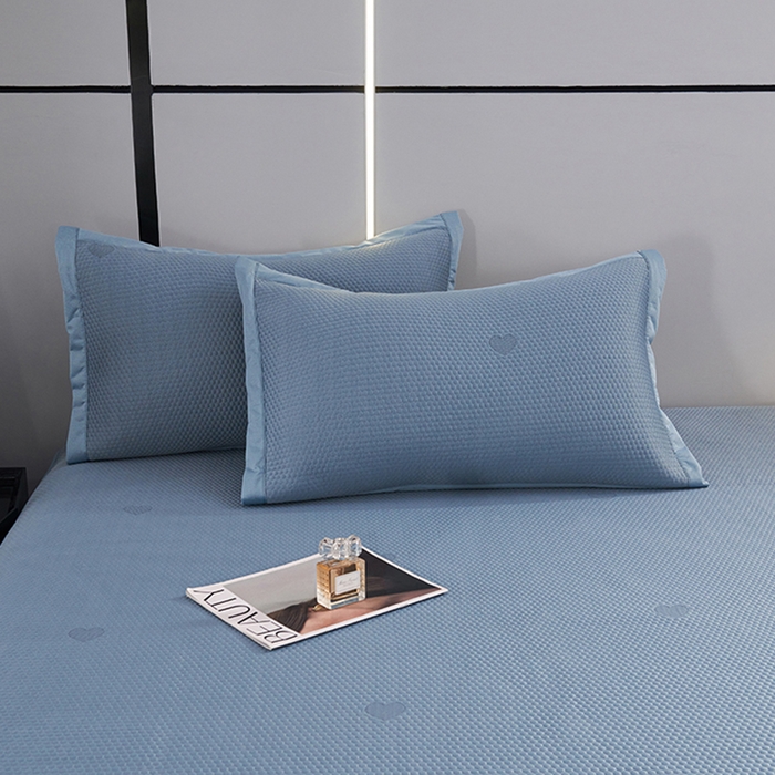 91家纺网 家纺一手货源 找家纺 梵克保罗 2025新款7A抗菌母婴级纯乙纶PE刺绣凉感丝豆豆席 床笠花边款 花边床笠爱心蝴蝶结-蓝