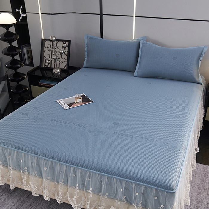 91家纺网 家纺一手货源 找家纺 梵克保罗 2025新款7A抗菌母婴级纯乙纶PE刺绣凉感丝豆豆席 床笠花边款 花边床笠爱心蝴蝶结-蓝