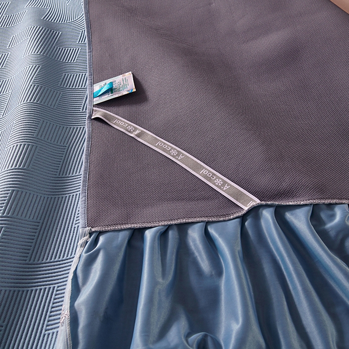 91家纺网 家纺一手货源 找家纺 梵克保罗 2025新款7A抗菌母婴级纯乙纶PE刺绣凉感丝豆豆席床单款 斜条纹-蓝