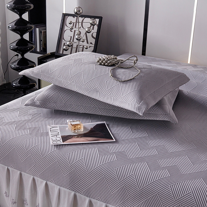 91家纺网 家纺一手货源 找家纺 梵克保罗 2025新款7A抗菌母婴级纯乙纶PE刺绣凉感丝豆豆席床单款 斜条纹-灰