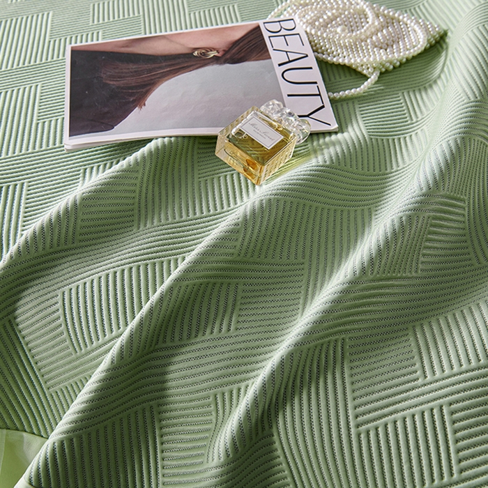 91家纺网 家纺一手货源 找家纺 梵克保罗 2025新款7A抗菌母婴级纯乙纶PE刺绣凉感丝豆豆席床单款 斜条纹-水绿