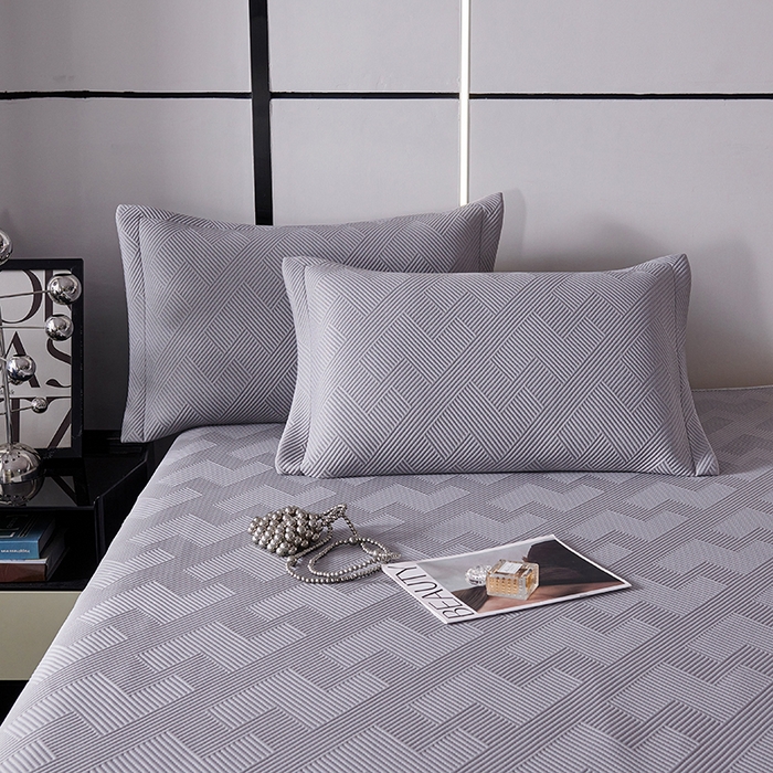 91家纺网 家纺一手货源 找家纺 梵克保罗 2025新款7A抗菌母婴级纯乙纶PE刺绣凉感丝豆豆席床单款 斜条纹-灰