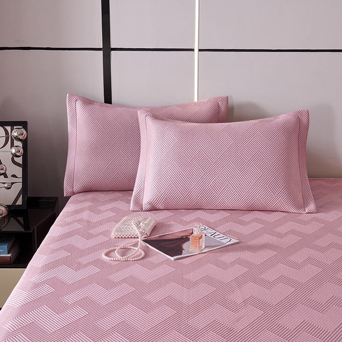 91家纺网 家纺一手货源 找家纺 梵克保罗 2025新款7A抗菌母婴级纯乙纶PE刺绣凉感丝豆豆席床单款 斜条纹-粉