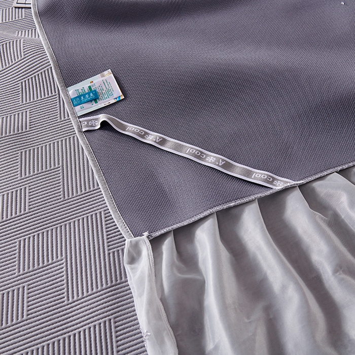 91家纺网 家纺一手货源 找家纺 梵克保罗 2025新款7A抗菌母婴级纯乙纶PE刺绣凉感丝豆豆席床单款 斜条纹-灰