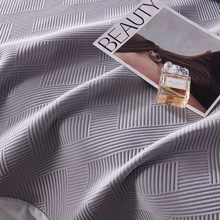 91家纺网 家纺一手货源 找家纺 梵克保罗 2025新款7A抗菌母婴级纯乙纶PE刺绣凉感丝豆豆席床单款 斜条纹-灰