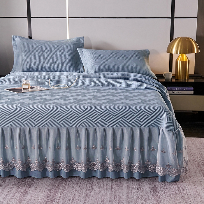 91家纺网 家纺一手货源 找家纺 梵克保罗 2025新款7A抗菌母婴级纯乙纶PE刺绣凉感丝豆豆席床单款 斜条纹-蓝