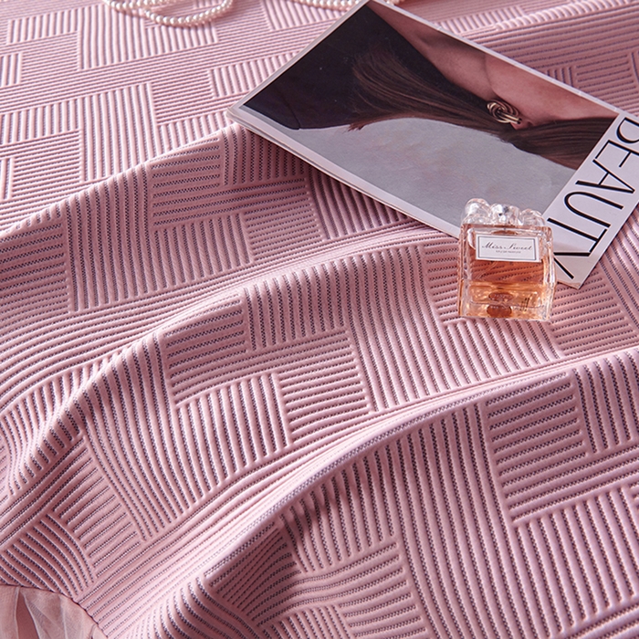 91家纺网 家纺一手货源 找家纺 梵克保罗 2025新款7A抗菌母婴级纯乙纶PE刺绣凉感丝豆豆席床单款 斜条纹-粉