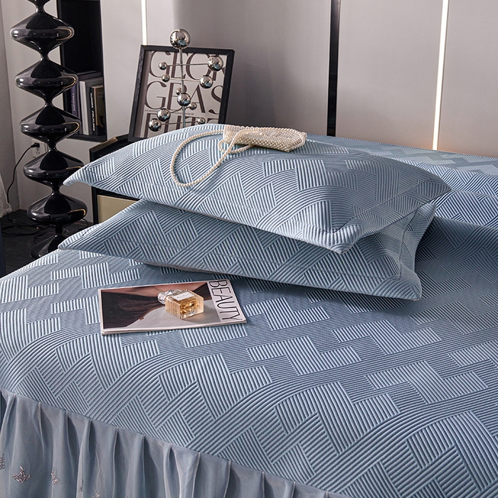 91家纺网 家纺一手货源 找家纺 梵克保罗 2025新款7A抗菌母婴级纯乙纶PE刺绣凉感丝豆豆席床单款 斜条纹-蓝