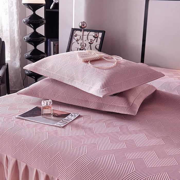 91家纺网 家纺一手货源 找家纺 梵克保罗 2025新款7A抗菌母婴级纯乙纶PE刺绣凉感丝豆豆席床单款 斜条纹-粉