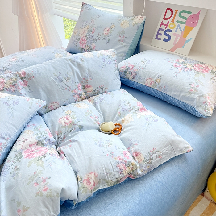 91家纺网 家纺一手货源 找家纺 宜家坊 2025新款学生季全棉高克重豆豆绒三四件套加厚保暖婴儿绒牛奶绒单被套单人双人被套加大号棉加绒三四件套 花团锦簇