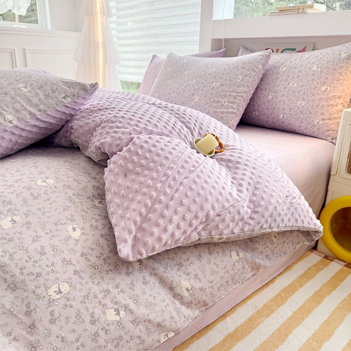 91家纺网 家纺一手货源 找家纺 宜家坊 2025新款学生季全棉高克重豆豆绒三四件套加厚保暖婴儿绒牛奶绒单被套单人双人被套加大号棉加绒三四件套 紫色兔几