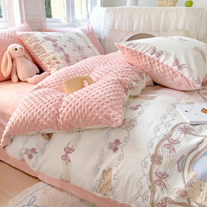 91家纺网 家纺一手货源 找家纺 宜家坊 2025新款学生季全棉高克重豆豆绒三四件套加厚保暖婴儿绒牛奶绒单被套单人双人被套加大号棉加绒三四件套 潘多拉小熊