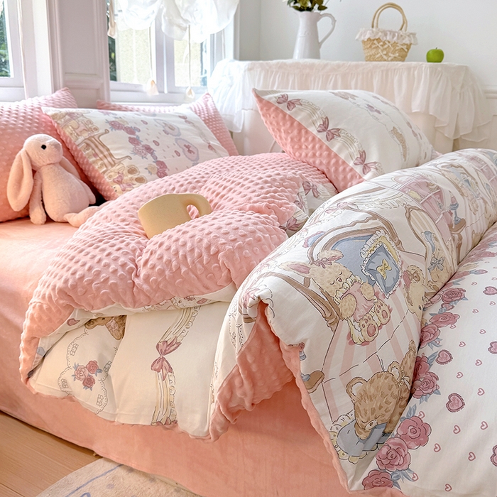 91家纺网 家纺一手货源 找家纺 宜家坊 2025新款学生季全棉高克重豆豆绒三四件套加厚保暖婴儿绒牛奶绒单被套单人双人被套加大号棉加绒三四件套 潘多拉小熊