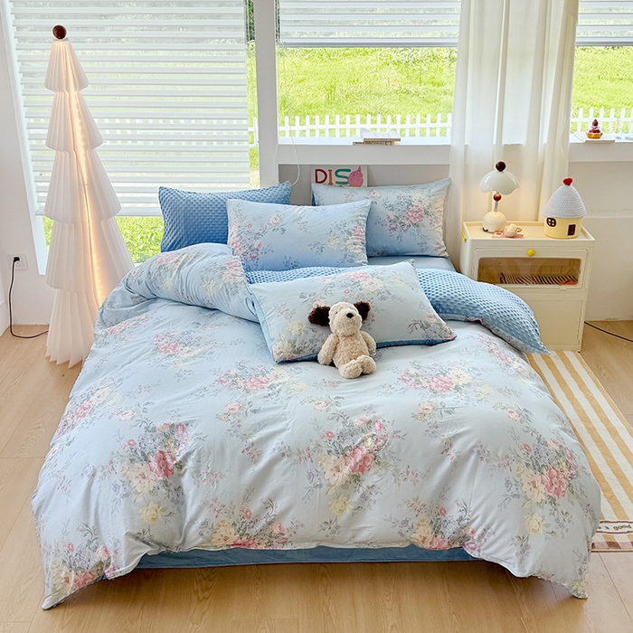 91家纺网 家纺一手货源 找家纺 宜家坊 2025新款学生季全棉高克重豆豆绒三四件套加厚保暖婴儿绒牛奶绒单被套单人双人被套加大号棉加绒三四件套 花团锦簇