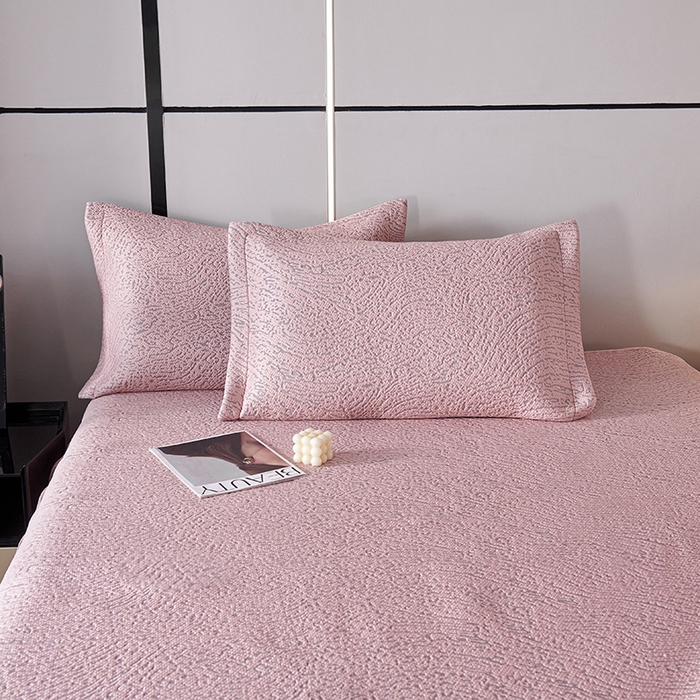 91家纺网 家纺一手货源 找家纺 梵克保罗 2025新款7A抗菌母婴级纯乙纶PE刺绣凉感丝豆豆席床单款 肌理纹-粉