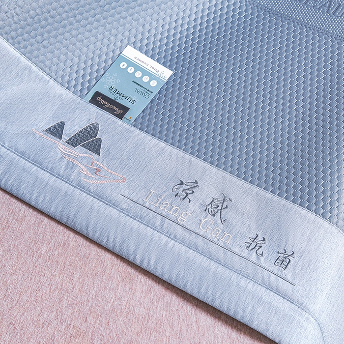 91家纺网 家纺一手货源 找家纺 梵克保罗 2025新款7A抗菌母婴级纯乙纶PE刺绣凉感丝豆豆席 蝴蝶结-蓝