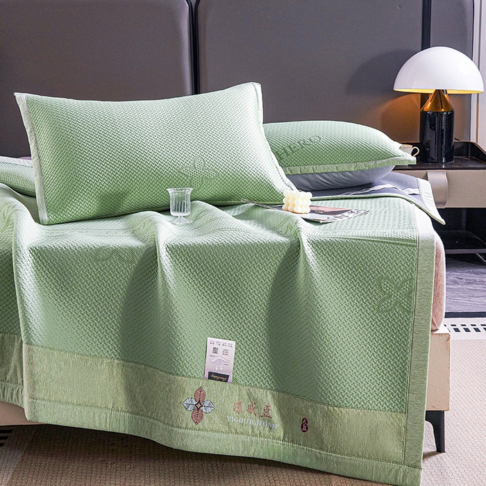 91家纺网 家纺一手货源 找家纺 梵克保罗 2025新款7A抗菌母婴级纯乙纶PE刺绣凉感丝豆豆席 四叶花-绿