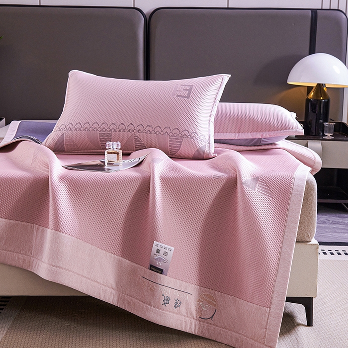 91家纺网 家纺一手货源 找家纺 梵克保罗 2025新款7A抗菌母婴级纯乙纶PE刺绣凉感丝豆豆席 叶子-粉