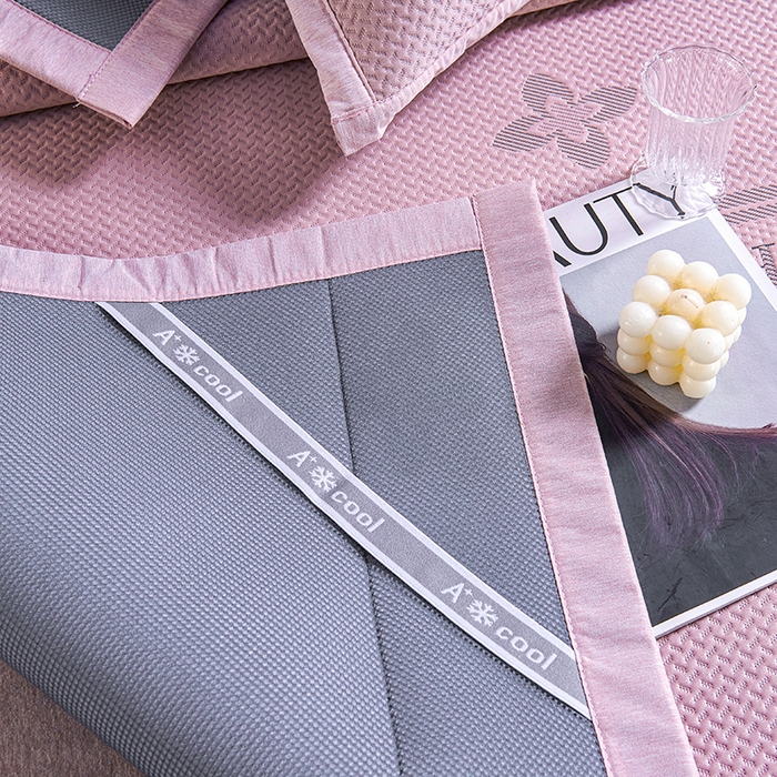 91家纺网 家纺一手货源 找家纺 梵克保罗 2025新款7A抗菌母婴级纯乙纶PE刺绣凉感丝豆豆席 四叶花-粉