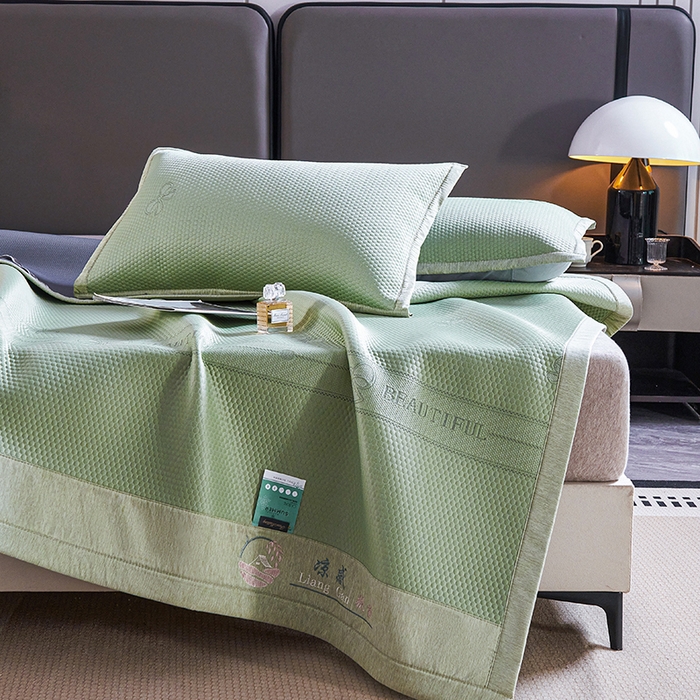 91家纺网 家纺一手货源 找家纺 梵克保罗 2025新款7A抗菌母婴级纯乙纶PE刺绣凉感丝豆豆席 蝴蝶结-绿