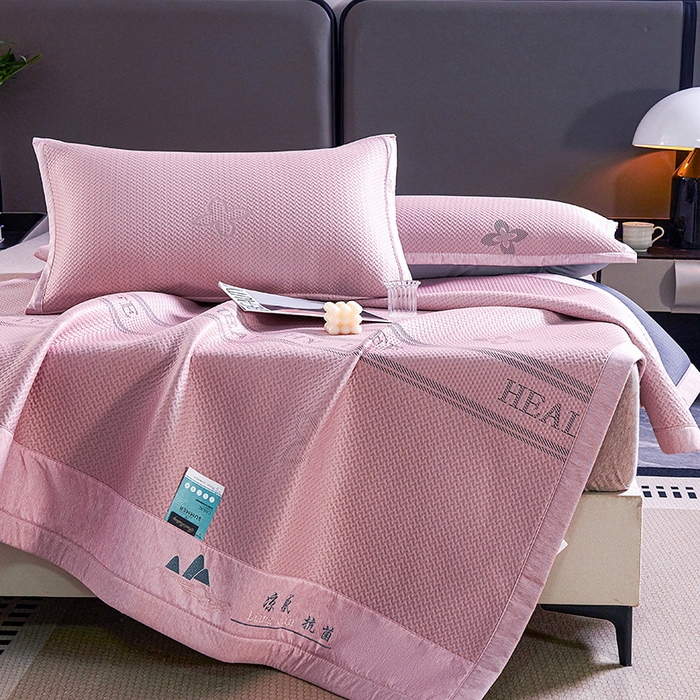 91家纺网 家纺一手货源 找家纺 梵克保罗 2025新款7A抗菌母婴级纯乙纶PE刺绣凉感丝豆豆席 四叶花-粉