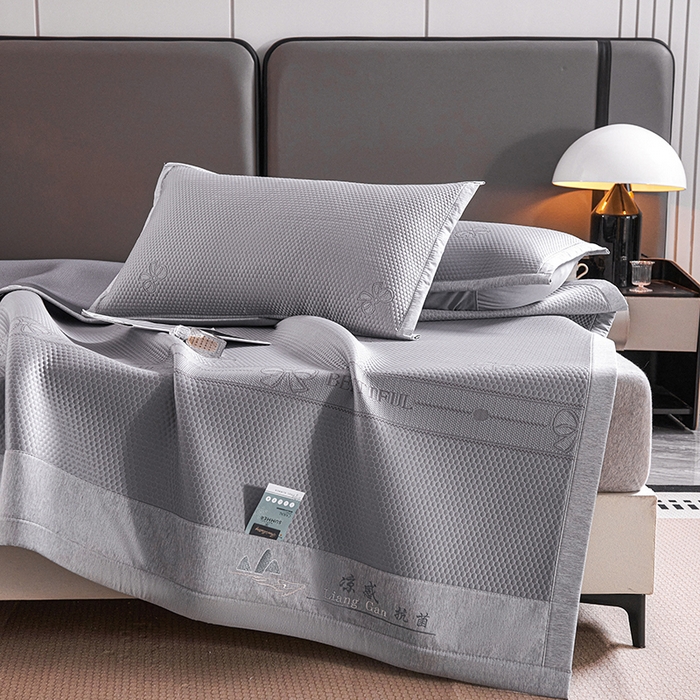 91家纺网 家纺一手货源 找家纺 梵克保罗 2025新款7A抗菌母婴级纯乙纶PE刺绣凉感丝豆豆席 蝴蝶结-灰