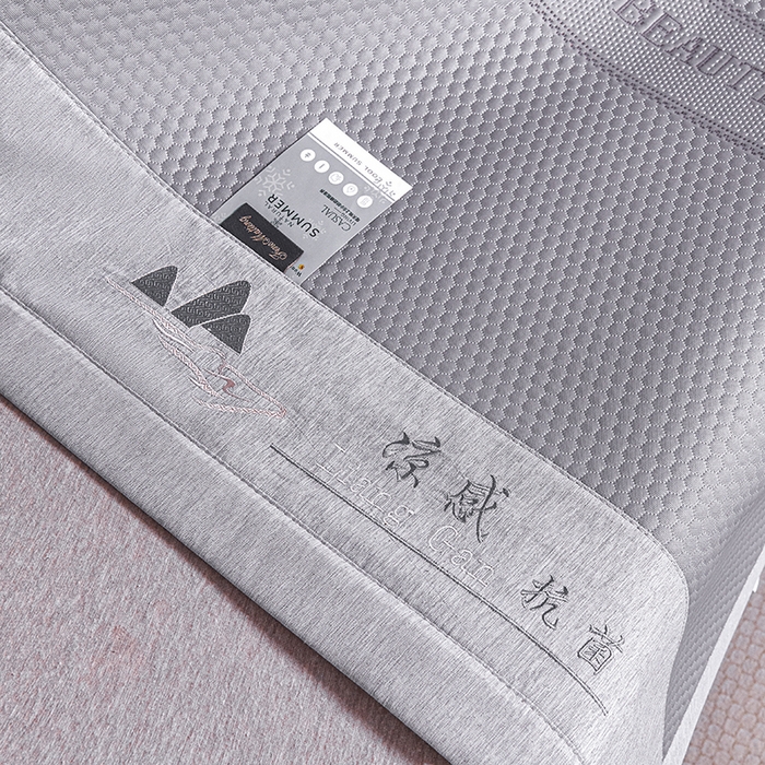 91家纺网 家纺一手货源 找家纺 梵克保罗 2025新款7A抗菌母婴级纯乙纶PE刺绣凉感丝豆豆席 蝴蝶结-灰