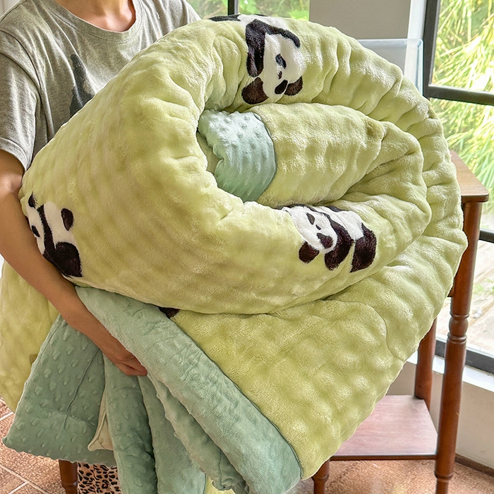 91家纺网 家纺一手货源 找家纺 （总）宜家坊 2025新款直播热款A+兔兔绒豆豆被三层夹棉加厚毛毯毯子牛奶绒冬被泡泡兔毛绒保暖被子被芯