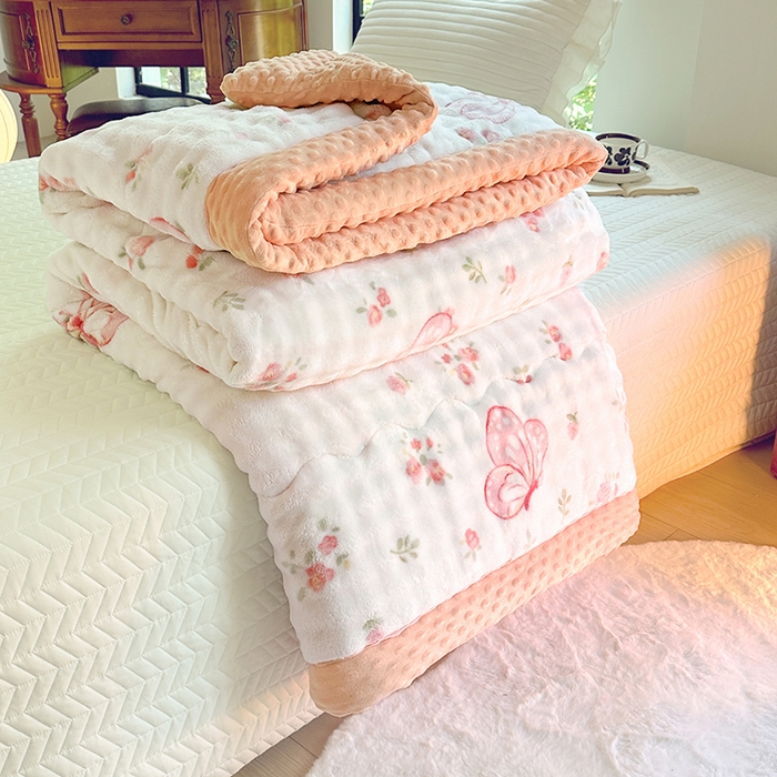 91家纺网 家纺一手货源 找家纺 宜家坊 2025新款直播热款A+兔兔绒豆豆被三层夹棉加厚毛毯毯子牛奶绒冬被泡泡兔毛绒保暖被子被芯 福蝶将至-粉