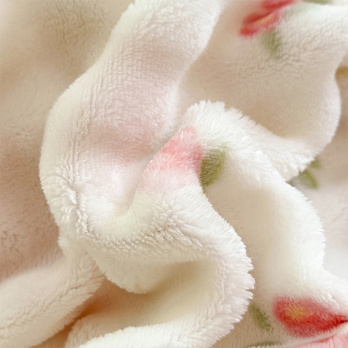 91家纺网 家纺一手货源 找家纺 宜家坊 2025新款直播热款A+兔兔绒豆豆被三层夹棉加厚毛毯毯子牛奶绒冬被泡泡兔毛绒保暖被子被芯 福蝶将至-粉